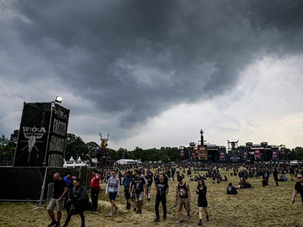 Dunkle Gewitterwolken ziehen über Wacken. Foto: Axel Heimken