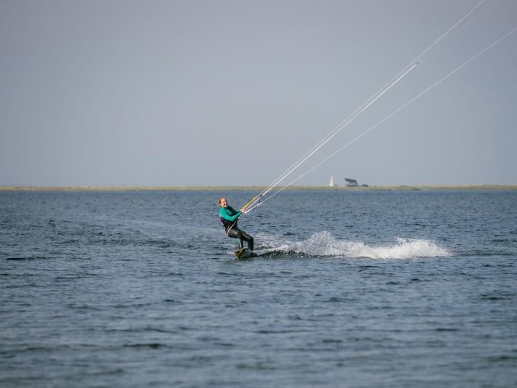 Hawaii des Nordens: Fehmarn verfügt über 17 Surfspots. Auch Kitesurfer sind hier aktiv. Foto: Dirk Moeller