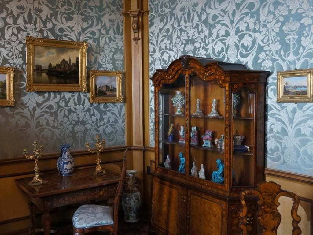 Antike Möbel im Salon von Charlotte von Belgien - die meisten Stücke sind im Original erhalten geblieben. Foto: Alexandra Stahl