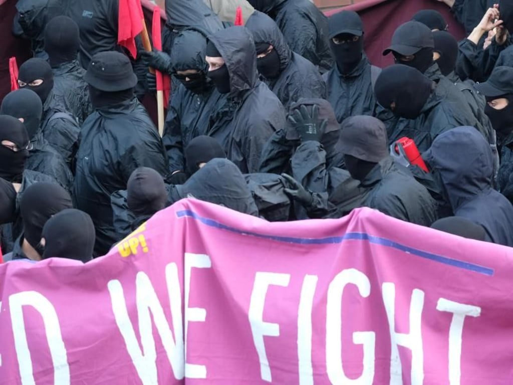 Vermummt, schwarz, bedrohlich: Mitglieder des linksautonomen Schwarzen Blocks während der Proteste gegen den G20-Gipfel. Foto: Sebastian Willnow