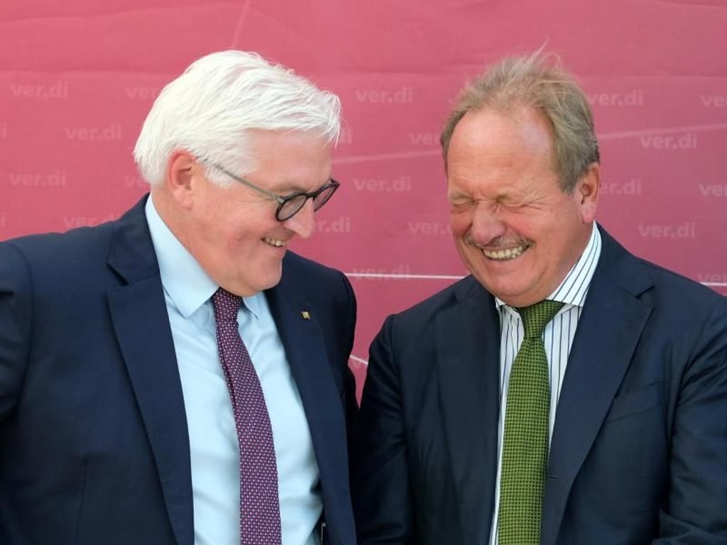 Der Bundespräsident würdigte in Leipzig die Arbeit des scheidenden Verdi-Vorsitzenden Frank Bsirske (r). Foto: Sebastian Willnow