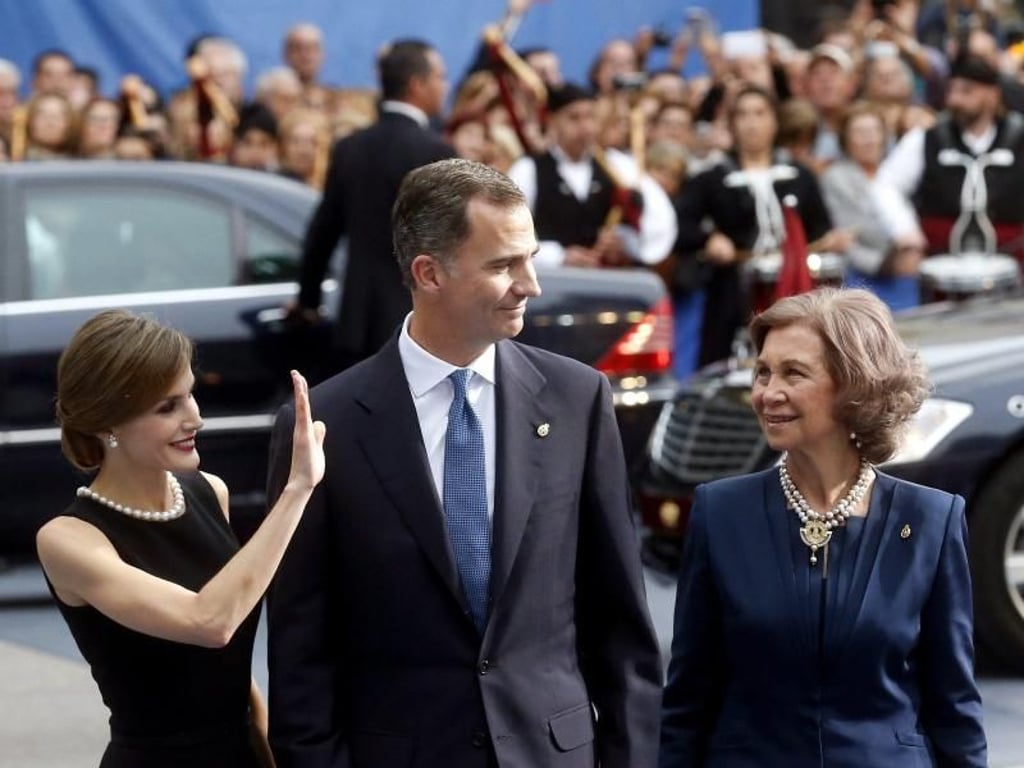 Der spanische König Felipe, seine Frau Letizia und die Ex-Königin Sofía. Foto: J.L. Cereijido