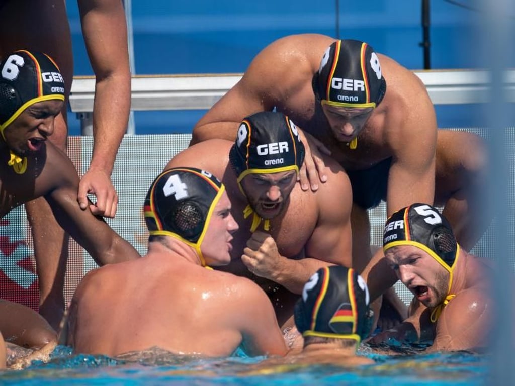 Die deutschen Wasserballer motivieren sich während einer Pause im Spiel gegen Kroatien. Foto: Bernd Thissen
