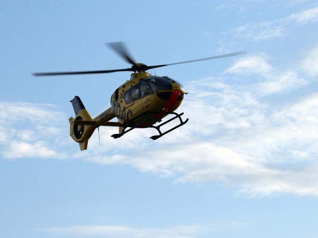 Ein Hubschrauber der ADAC Luftrettung fliegt über der Unfallstelle. Foto: Jan Woitas