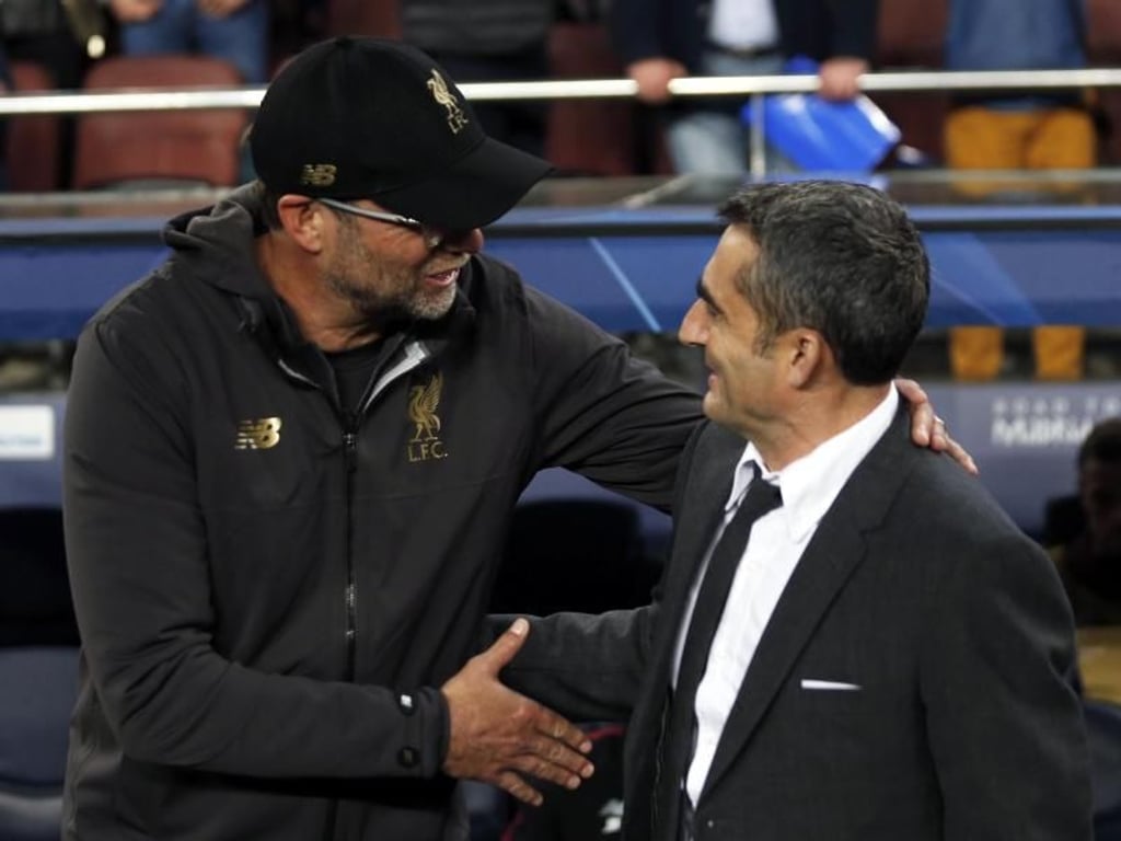 Jürgen Klopp (l) reicht Ernesto Valverde vor dem Spiel die Hand. Foto: Joan Monfort/AP