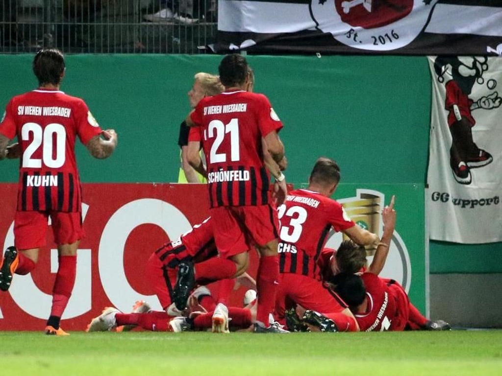 Die Wiesbadener Spieler freuen sich über das Weiterkommen gegen St. Pauli. Foto: Hasan Bratic