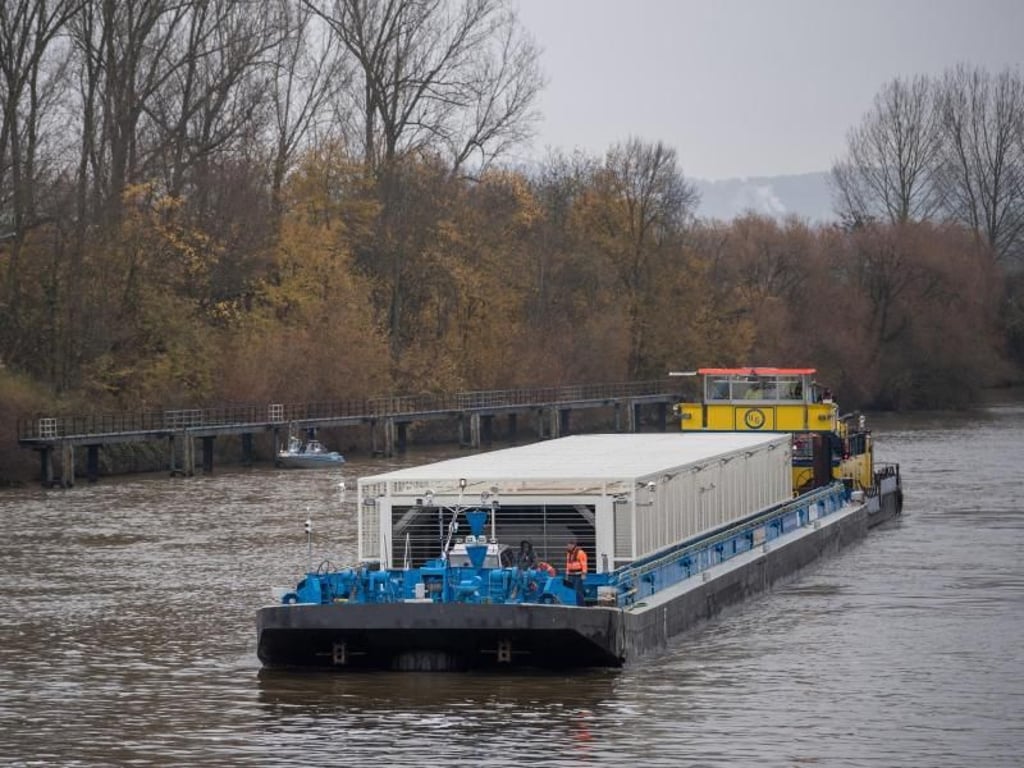 Das Spezialschiff bei Horkheim auf dem Neckar. Foto: Sebastian Gollnow