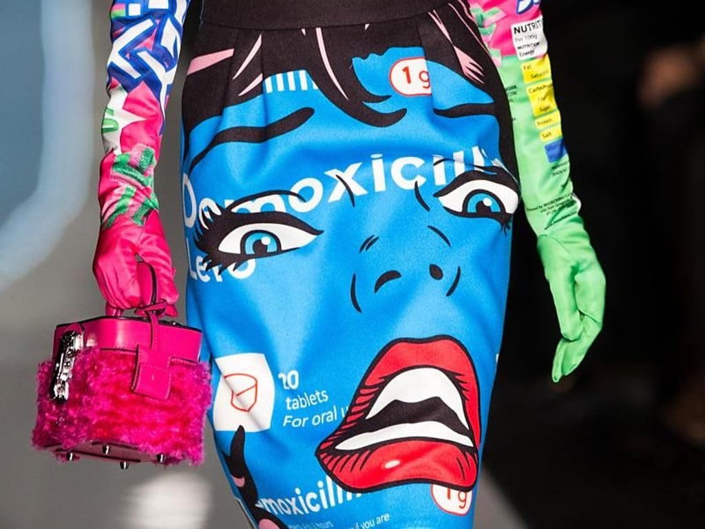 Moschino-Designer Jeremy Scott hat nicht nur den klassischen Business-Look im Programm. Es darf auch mal poppig-bunt sein. Foto: Jin Yu/XinHua
