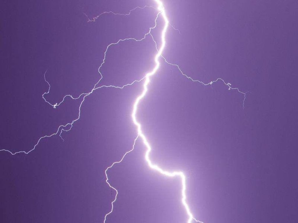 Blitze zucken am am Himmel. Foto: Lukas Schulze/Archiv