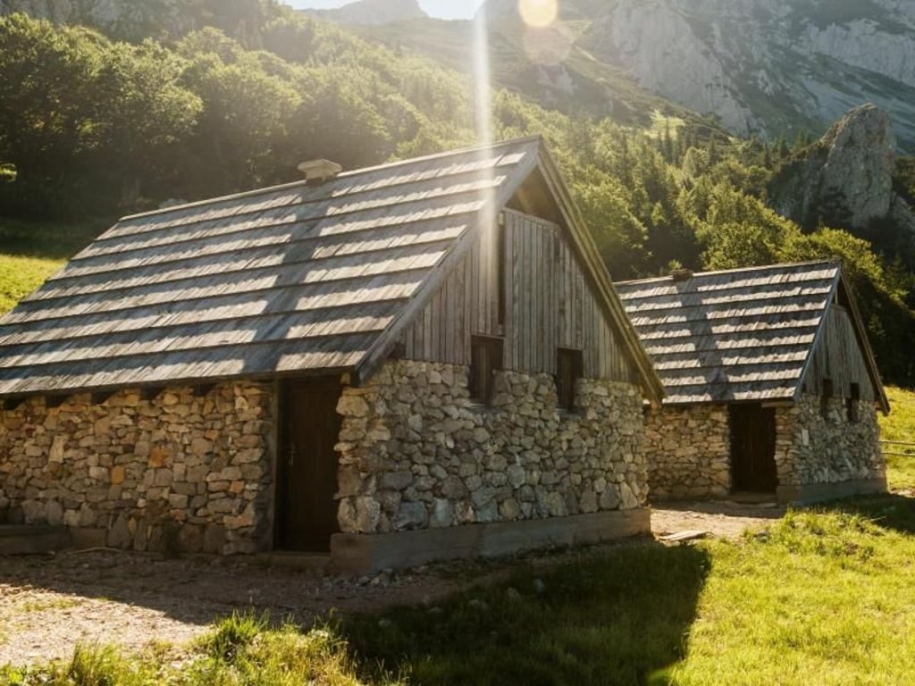 Schutzhütte am Aussichtspunkt Prijevor, im Hintergrund der Maglic: Mit einer komfortablen Alpenvereinshütte hat die Herberge nichts zu tun. Foto: Philipp Laage