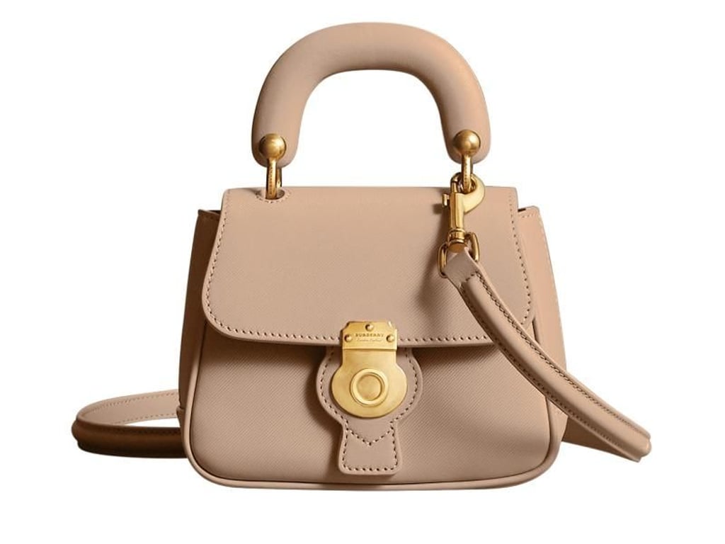 Sehr kleine Taschen gehören zu den trendigen Modellen der Saison - bei Burberry zum Beispiel in traditionellem Beige (1150 Euro). Foto: Burberry/dp