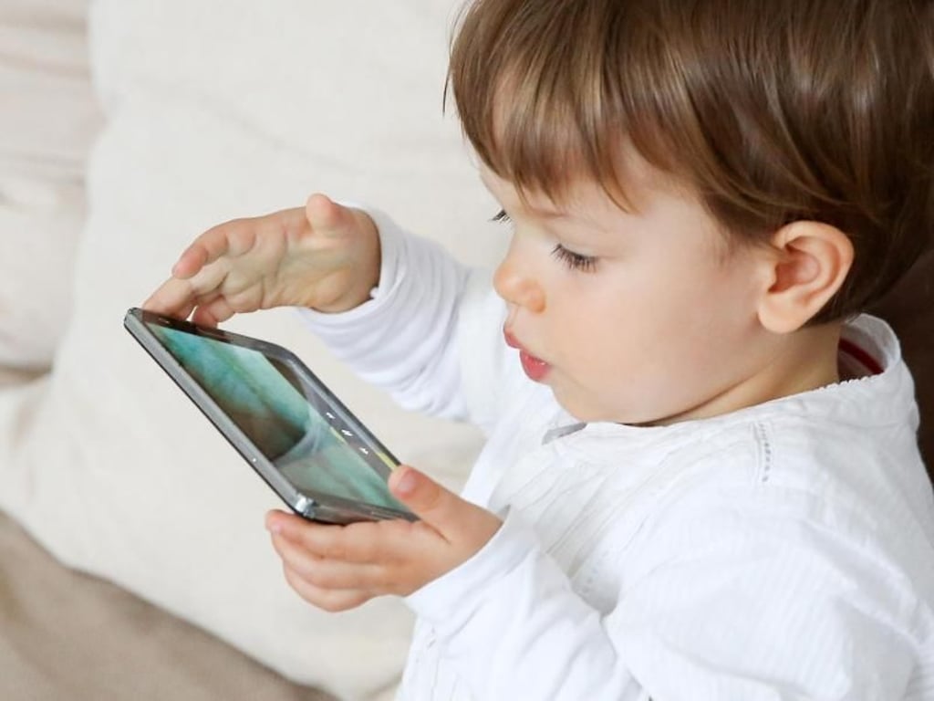 Das Bundesamt für Strahlenschutz rät, Kinder vor der Smartphone-Strahlung zu schützen - dazu sollte der Empfang von mobilen Daten so oft wie möglich ausgeschaltet werden. Foto: Bodo Marks