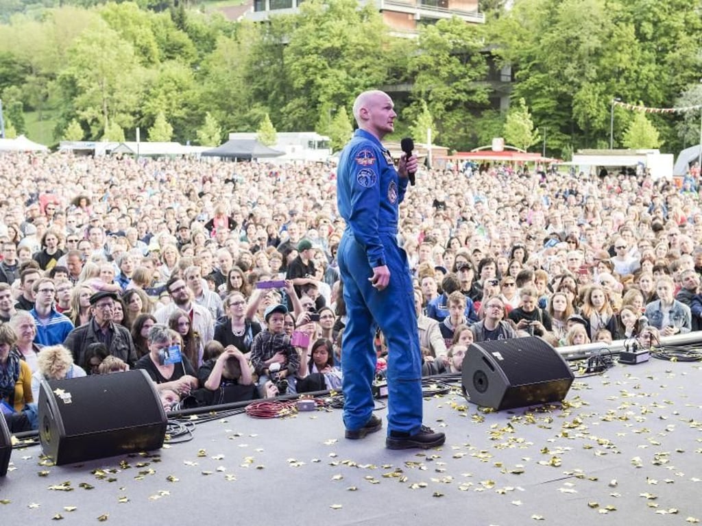 Astronaut Alexander Gerst vor mehreren tausend Zuschauern in Künzelsau. Foto: Daniel Maurer