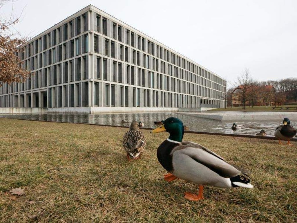 Heimarbeiter haben laut Urteil des Bundesarbeitsgerichts in Erfurt während ihrer Kündigungsfrist Anspruch auf Zahlungen ihres Auftraggebers. Foto: Michael Reichel/dpa