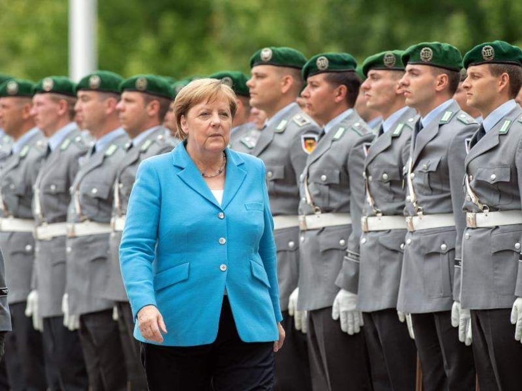Kanzlerin Merkel vor Soldaten des Wachbataillons im Ehrenhof des Bundeskanzleramts. Foto: Soeren Stache
