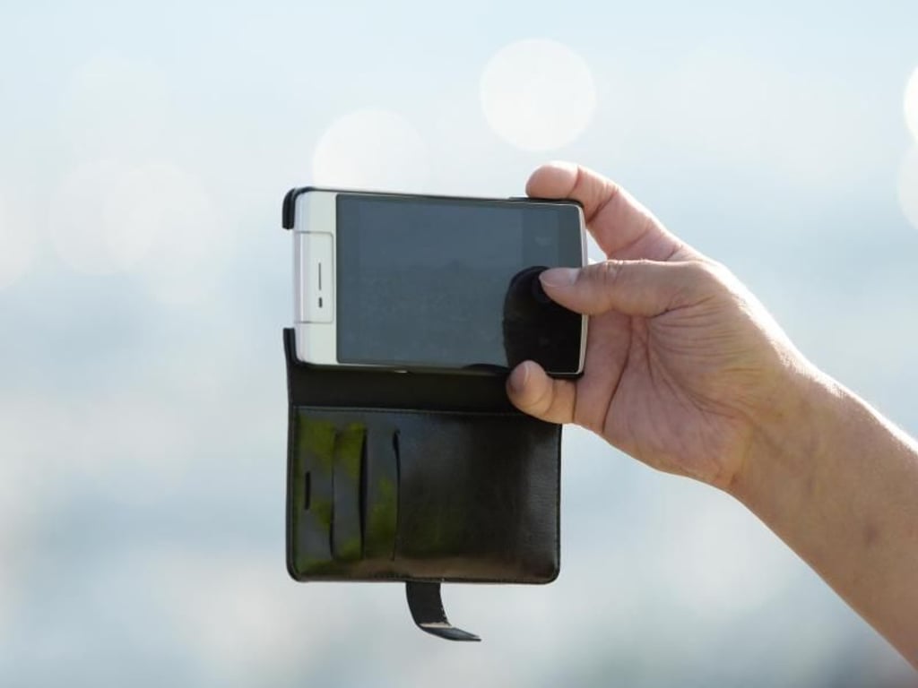 Mit Deckel: Ein klassisches Flip-Case, das teils auch Book-Case genannt wird. Foto: Andrea Warnecke