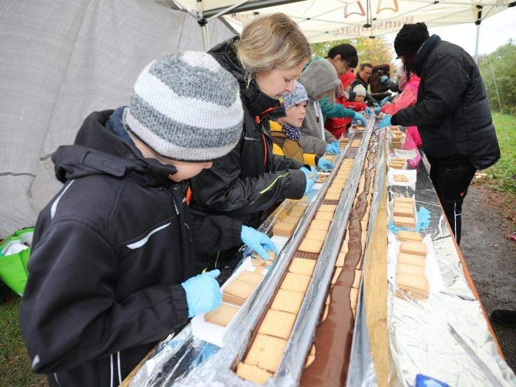 Kinder und Mitarbeiter des Vereins «We4Kids» haben einen neuen Rekord aufgestellt. Foto: Bodo Schackow/dpa-Zentralbild/dpa