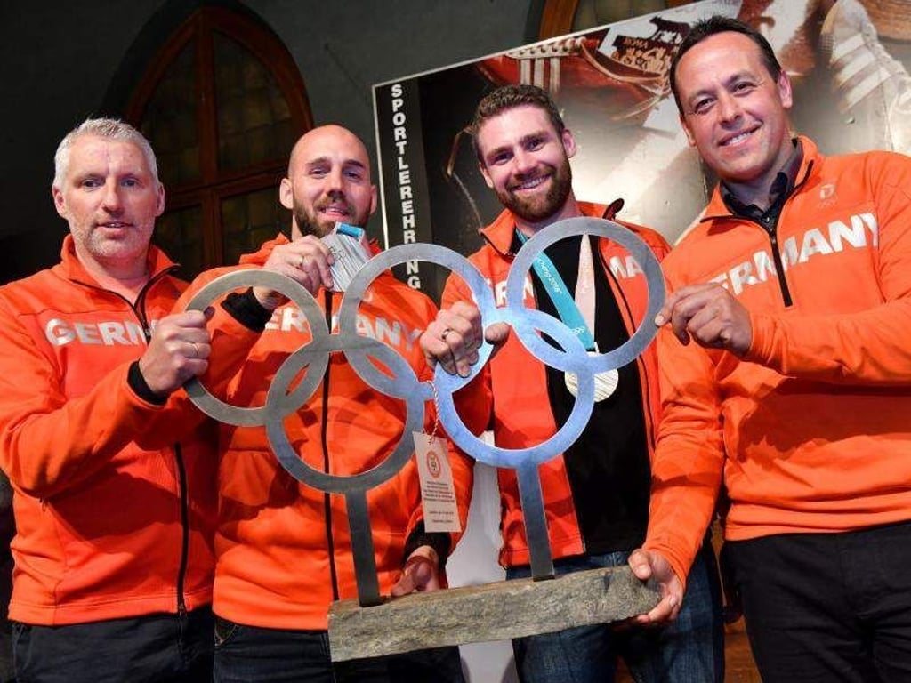 Ehrung der Landshuter Eishockey-Nationalspieler mit Co-Trainer Christian Künast (l-r), Felix Schütz, Gerrit Fauser und Bundestrainer Marco Sturm. Foto: Peter Kneffel
