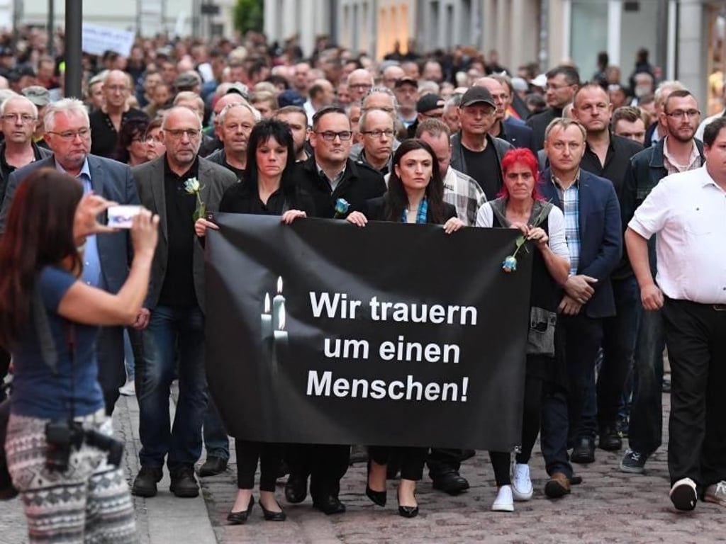 Köthen: Teilnehmer einer Kundgebung für den 22-Jährigen. Foto: Ralf Hirschberger
