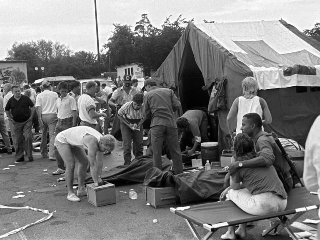 US-Soldaten und andere Helfer kümmern sich vor einem Zelt des Roten Kreuzes um die Opfer des Absturzes. Foto: Friedemann Vetter