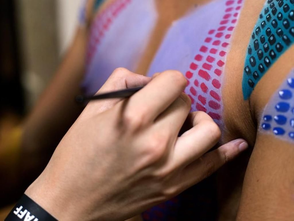 Es muss nicht immer Stoff sein: Bodypainting beim Label Pineda Covalín auf der Mercedes Benz Fashion Week in Mexiko-Stadt. Foto: Pineda Covalín