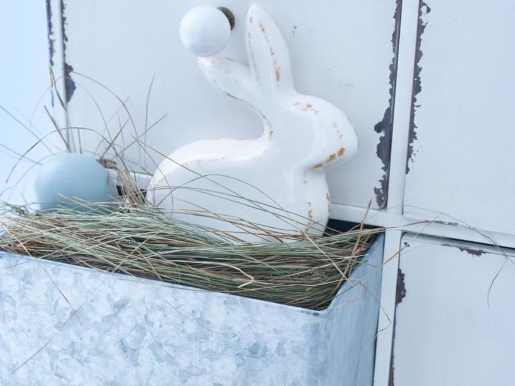 Möbel in die Osterdekoration einbinden: Depot schlägt vor, eine Schublade halb zu öffnen, mit Stroh zu füllen und einen Hasen darauf zu setzen. Foto: Depot
