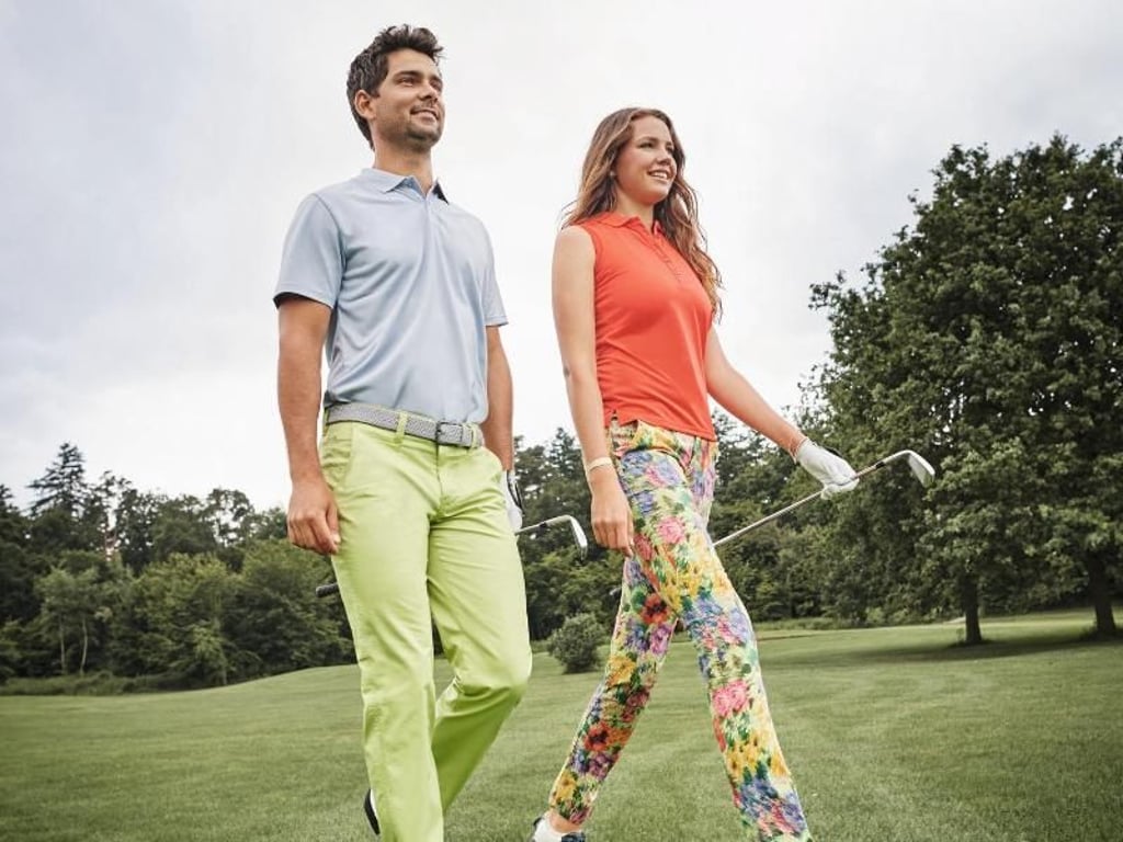 Weiterhin üblich sind im Golf Poloshirts statt normaler Sportshirts und etwas schickere Hosen statt Jogginghosen. Alberto Golf setzt auch darauf (Mann: Polo ca. 60 Euro, Hose ca. 120 Euro, Frau: Polo ca. 60 Euro, Hose ca. 130 Euro). Foto: Alberto Golf