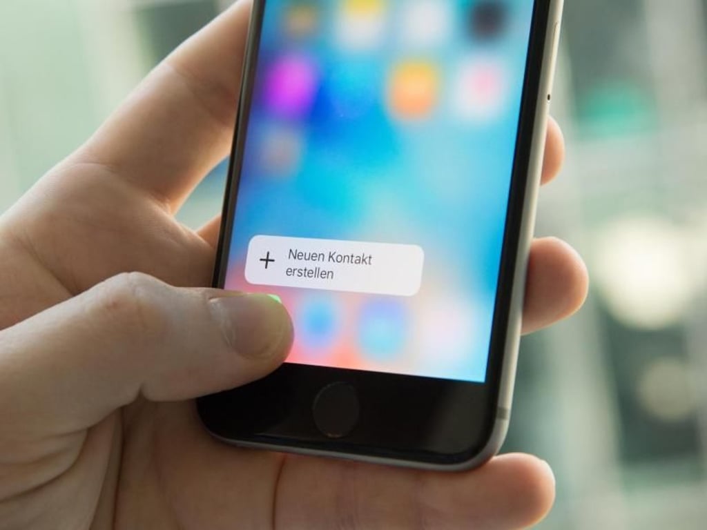 Ein starker Druck auf das Telefon-Symbol reicht auf den neuen iPhones aus, um einen neuen Eintrag ins Adressbuch anzulegen. Foto: Andrea Warnecke