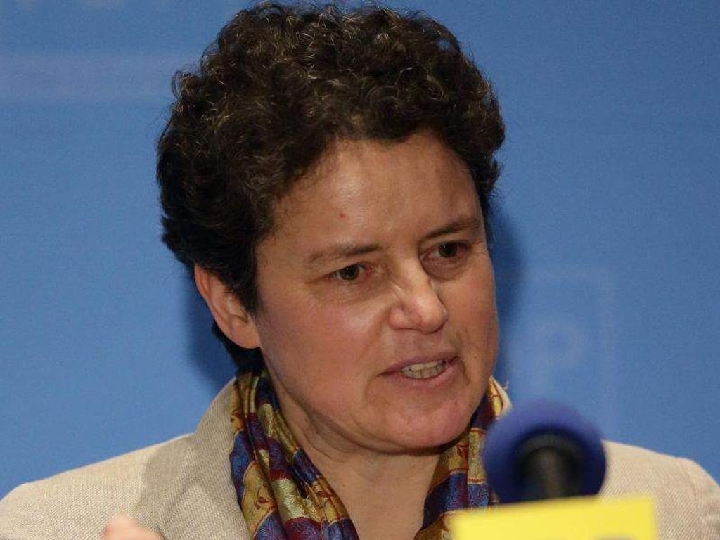 Lydia Hüskens hält eine Rede. Foto: Jens Wolf/Archiv