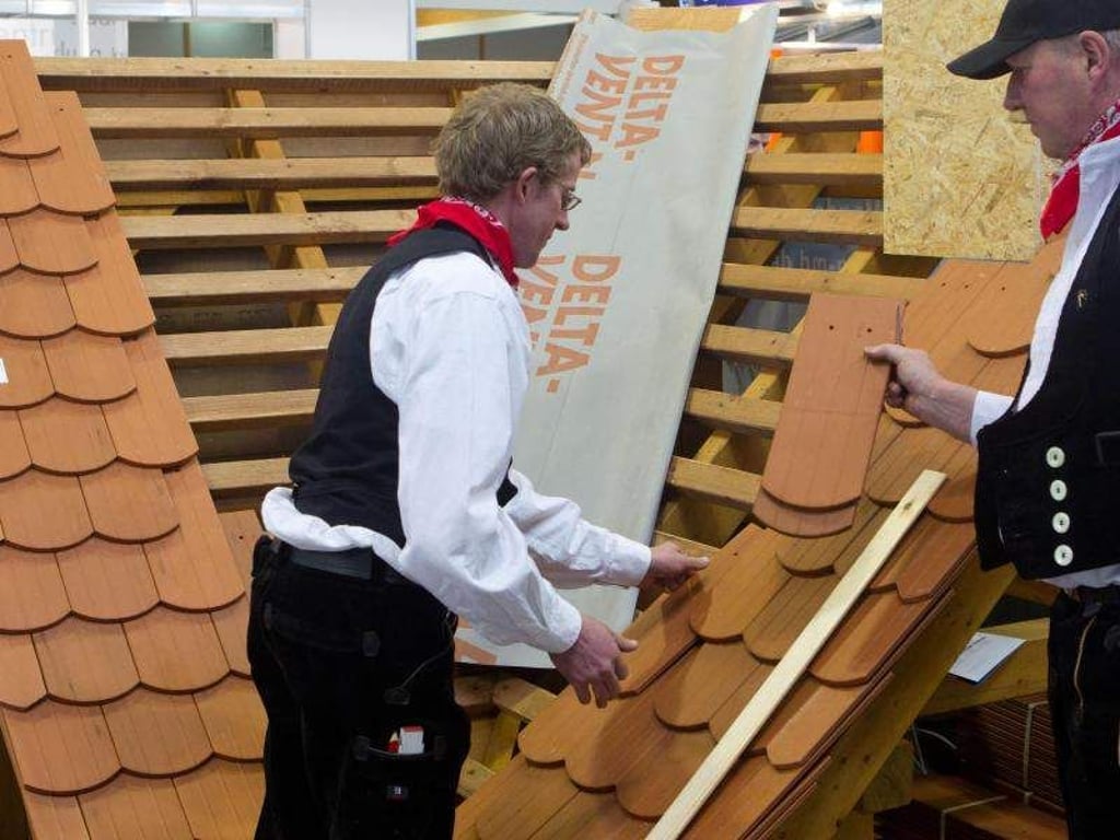 Dachdecker in traditioneller Zunftkleidung bei der Landesbauausstellung. Foto: Jens Wolf/Archiv