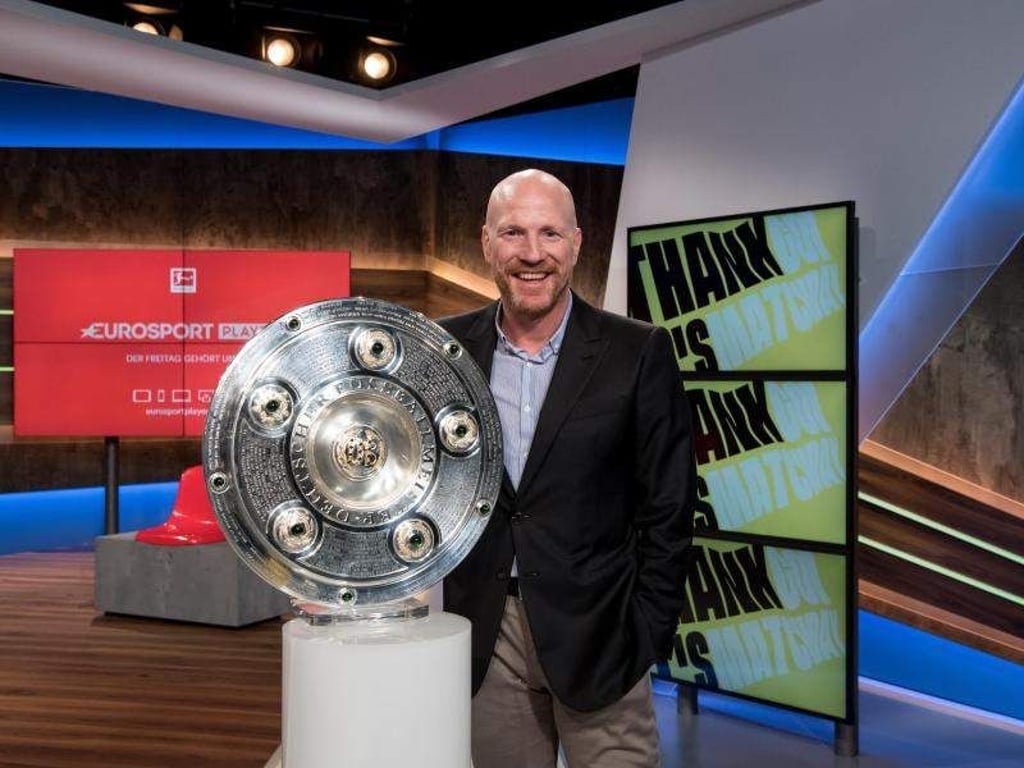 Die Meisterschale bei Eurosport: Matthias Sammer beim Sender in Unterföhring. Foto: Sven Hoppe