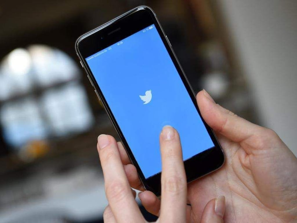 In den Abendstunden wandelt sich der Sprachstil auf Twitter: Er wird emotionaler und impulsiver, oft auch sozialer. Foto: Britta Pedersen