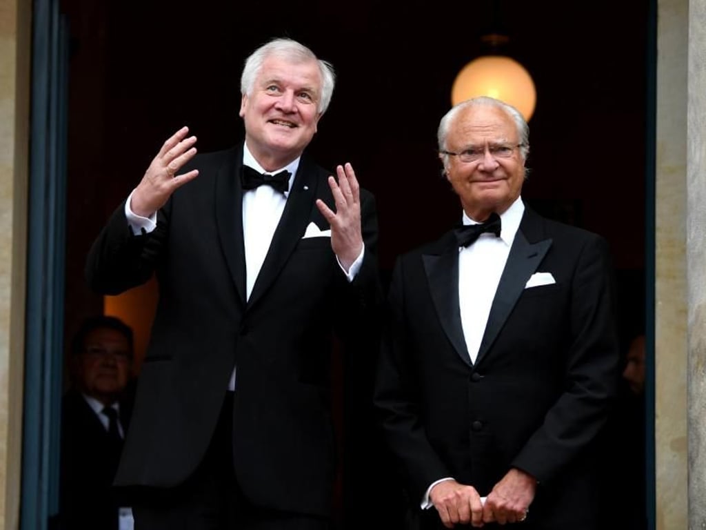 König Gustaf von Schweden (r) und Bayerns Ministerpräsident Horst Seehofer in Bayreuth. Foto: Tobias Hase