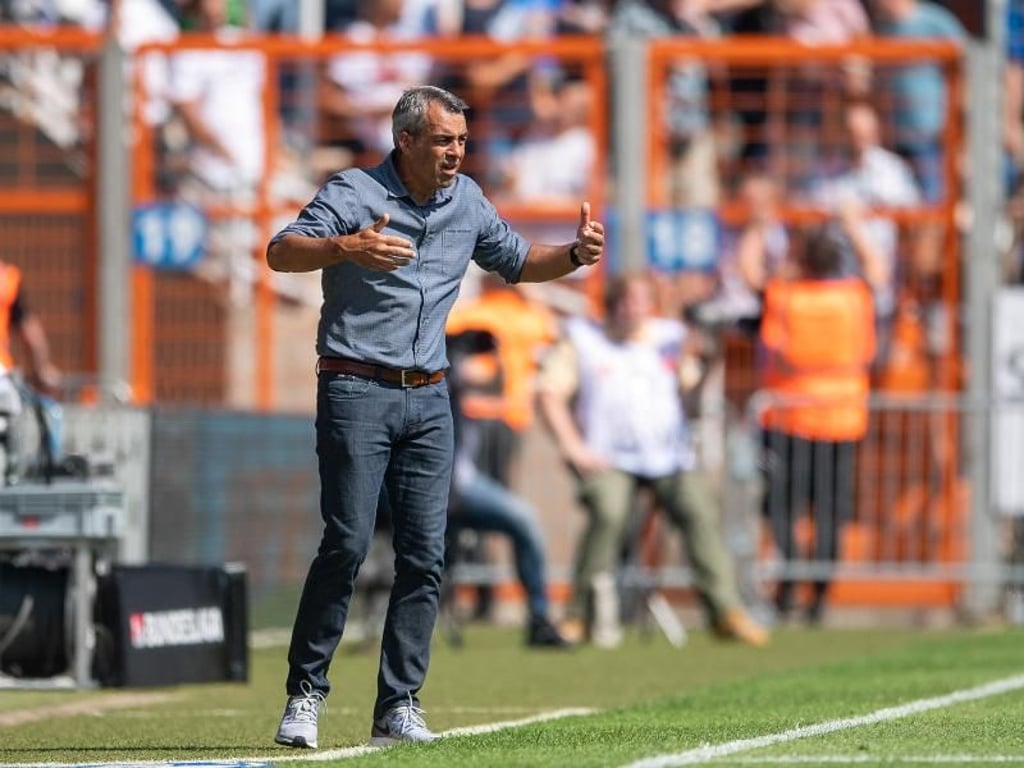 Bochums Trainer Robin Dutt stellt seine Zukunft beim Vfl selbst infrage. Foto: Marius Becker