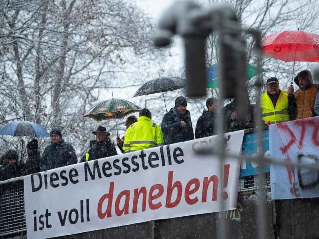 Demonstration gegen das Dieselfahrverbot in Stuttgart am Neckartor: «Diese Messstelle ist voll daneben!» Foto: Sebastian Gollnow