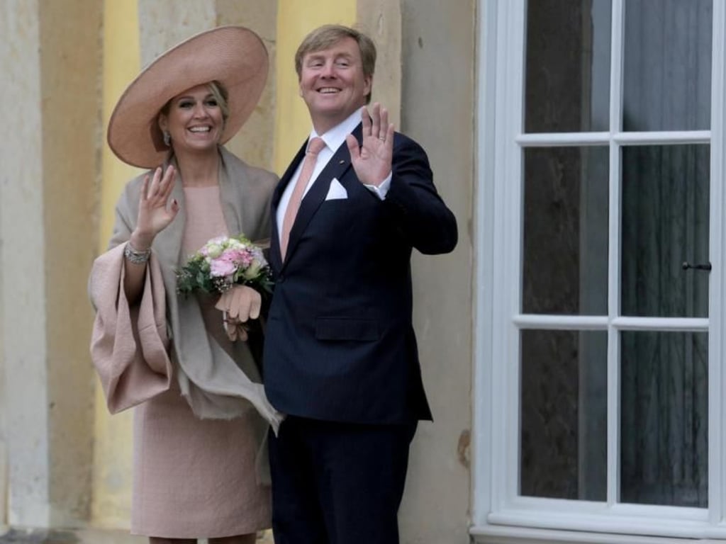 König Willem-Alexander (r) und Königin Máxima vor Schloss Sanssouci. Foto: Christoph Soeder