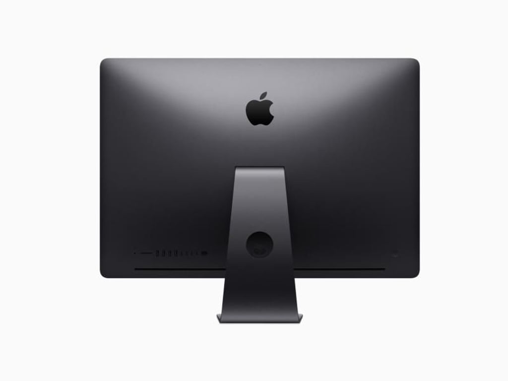 Mit Preisen ab rund 5500 Euro verwundert es nicht, dass der iMac Pro eher im Arbeitsumfeld anzutreffen ist. Unten links sind die Anschlussmöglichkeiten zu sehen. Foto: Apple