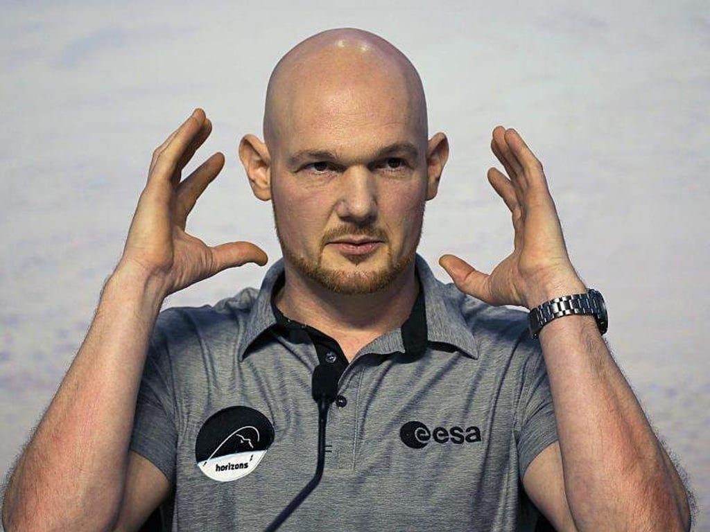 Alexander Gerst spricht im Europäischen Astronautenzentrum in Köln über das Ende seiner jüngsten Weltraummission. Foto: Oliver Berg