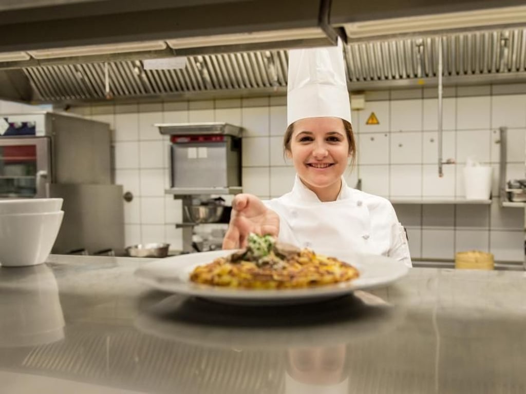 Jetzt kann das Gericht an den Tisch gehen: Die angehende Köchin Tabea Herkle hat Geschnetzeltes mit Rösti zubereitet. Sie ist im 2. Lehrjahr zur Köchin beim Mövenpick Hotel in Stuttgart. Foto: Daniel Maurer
