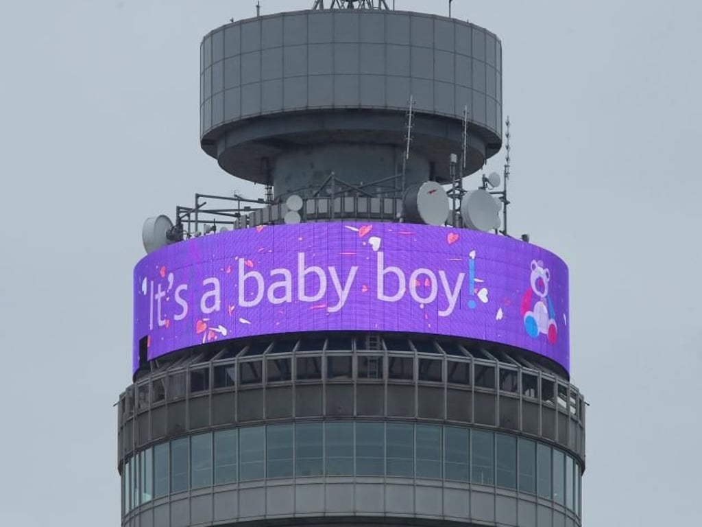 Der Fernsehturm BT Tower in London zeigt eine Botschaft zur Feier der Geburt des ersten Baby von Harry und Meghan. Foto: Yui Mok