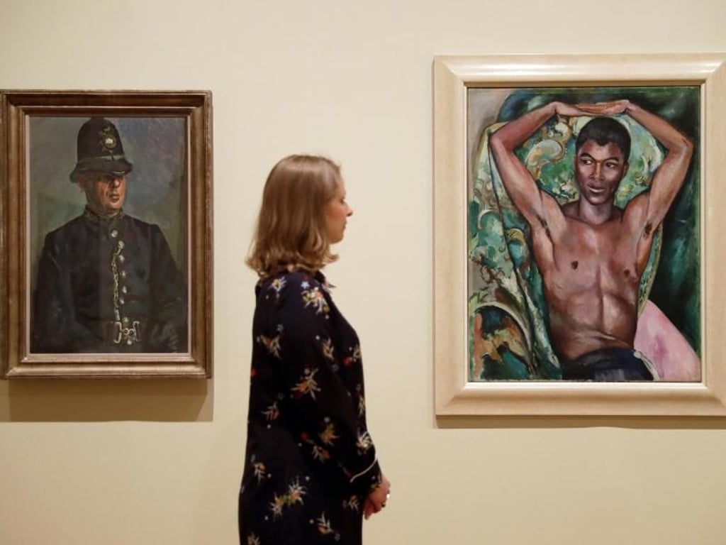 Die Gemälde «PC Harry Daley» von Duncan Grant (l) und «Portrait of Pat Nelson» von Edward Wolfe. Foto: Matt Dunham