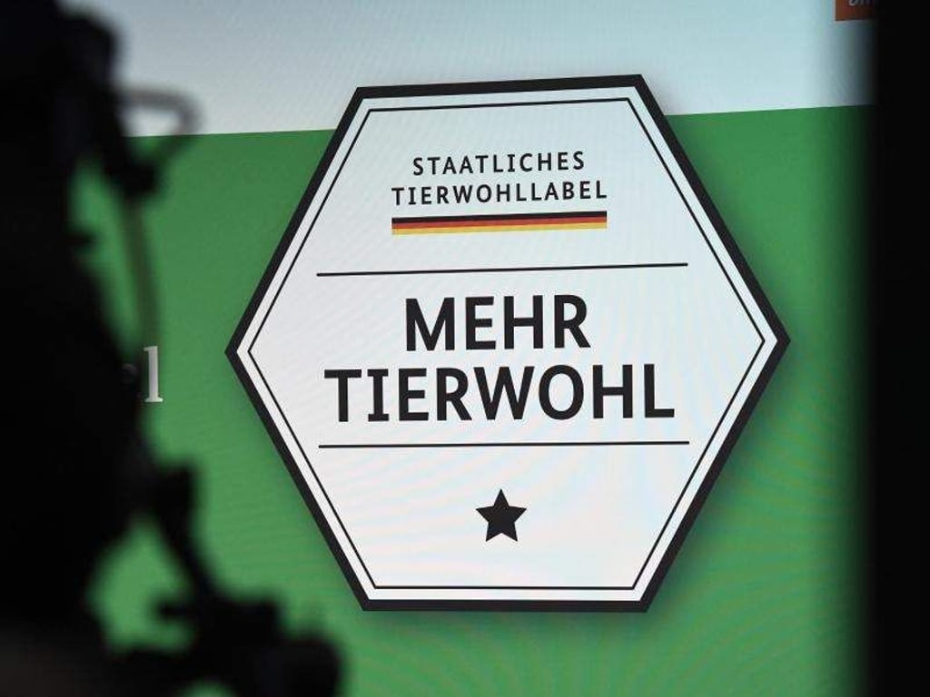 Das staatliche Tierwohl-Label für Fleisch soll Verbrauchern eine bessere Orientierung beim Einkauf geben. Foto: Ralf Hirschberger