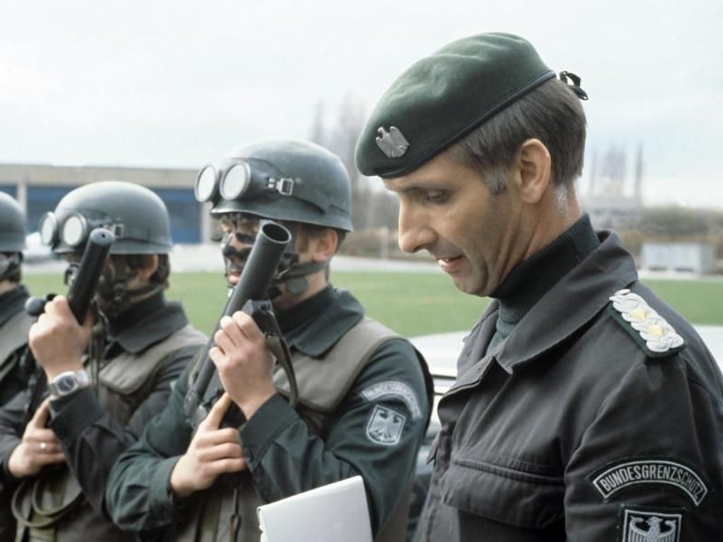 Ulrich Wegener (R) im Jahr 1979 mit der kleinsten taktischen Einheit der GSG 9, der Spezialeinsatztruppe. Foto: Roland Scheidemann
