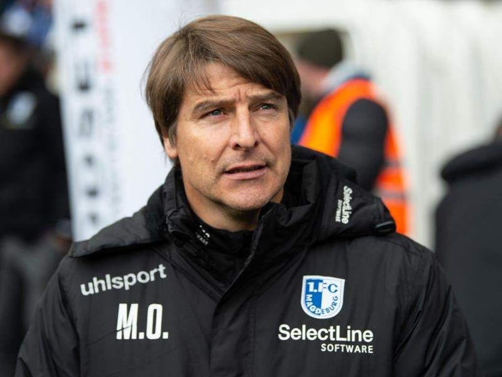 Magdeburgs Trainer Michael Oenning ist vor dem Spiel im Stadion. Foto: Swen Pförtner