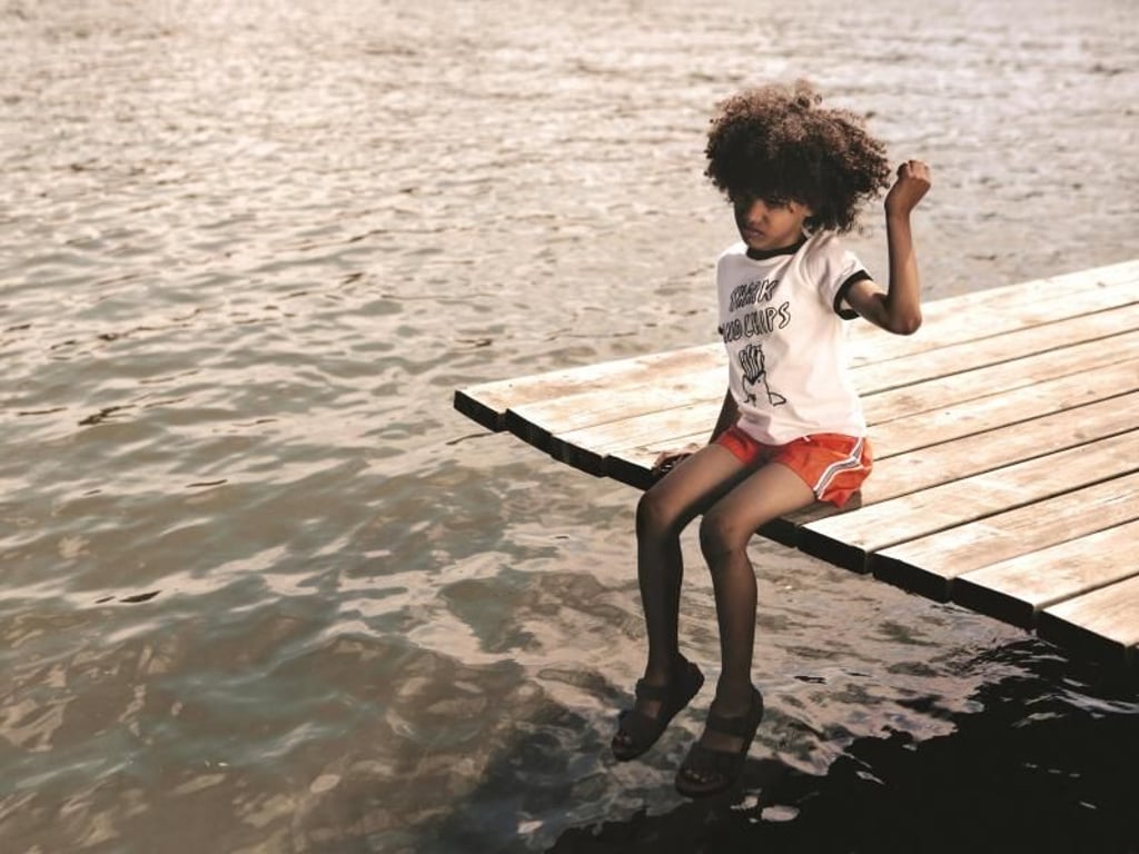 Vorsicht, ein Hai - aber nur auf dem Shirt! Oberteile von Kindern zieren aktuell häufig Motive aus Unterwasserwelten. So auch zum Beispiel bei Hundred Pieces (Shirt ab 35 Euro, Shorts ab 59 Euro). Foto: smallable.com/Hundred Pieces