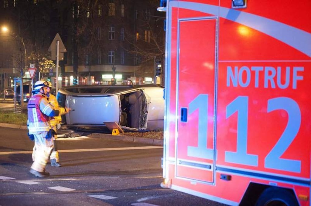 Feuerwehrmänner sichern am 19.11.2012 in Berlin einen Unfallort, an dem ein Rettungswagen (r) im Einsatz in Berlin mit einem Auto zusammengestoßen war. Zwei Menschen wurde dabei verletzt. Der Verkehrsunfall ereignete sich an der Wisbyer Straße. Warum es zu dem Zusammenstoß kam, war zunächst noch unklar. Foto: Maurizio Gambarini/dpa +++(c) dpa - Bildfunk+++