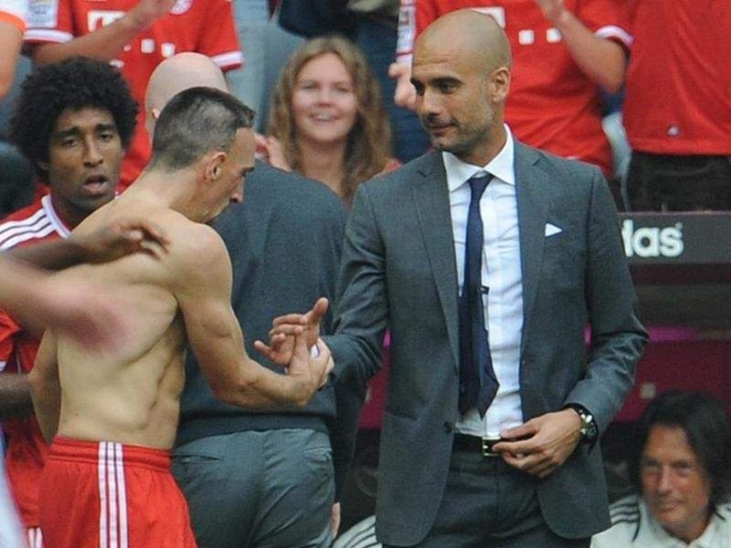 Franck Ribéry holt sich den Dank von Trainer Pep Guardiola ab. Foto: Andreas Gebert