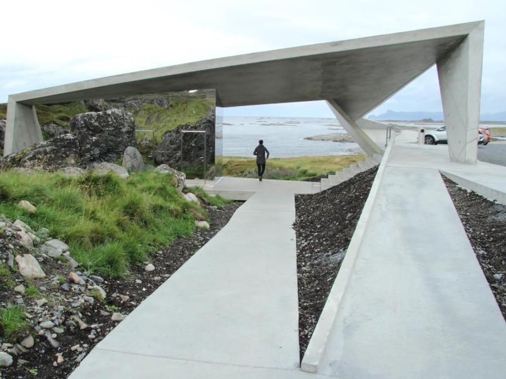 Die Toilette des Rastplatzes Bukkekjerka entlang der nationalen Touristenstraße Andøya bietet besondere Ausblicke - doch von außen ist die Glasfront undurchsichtig. Foto: Bernd F. Meier