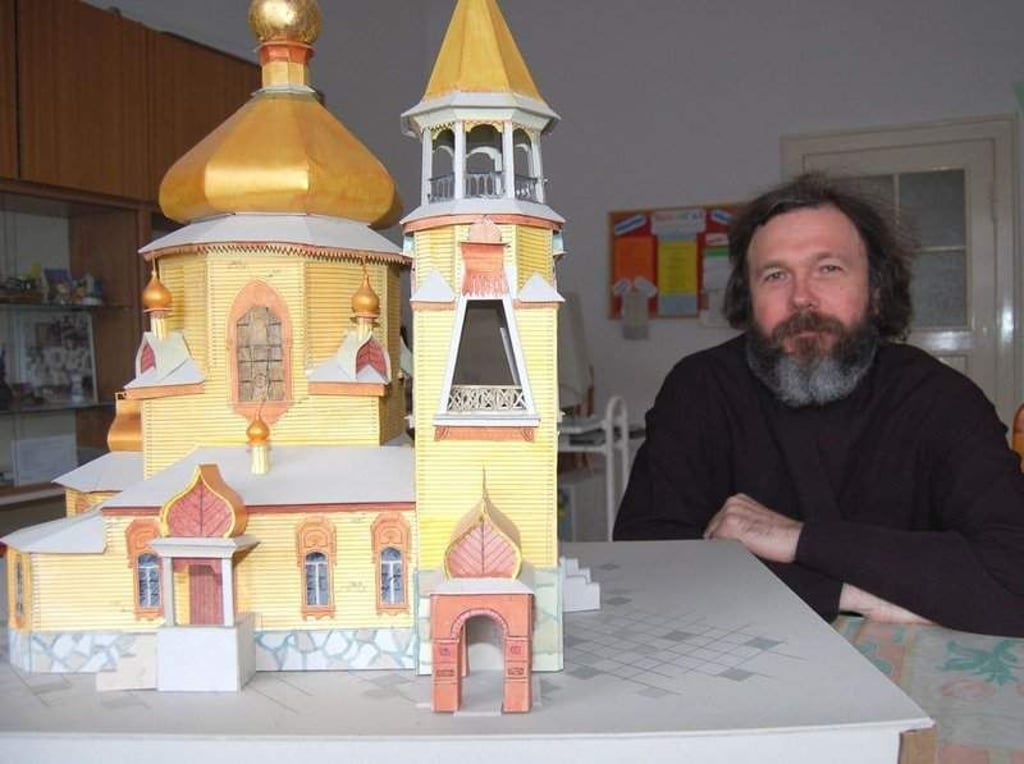 Für den Bau der russisch-orthodoxen Kirche gibt es endlich wieder gute Nachrichten / Im Sommer könnte Baustart sein Dauerthema Holzkirche: Nun stimmen die Baupläne, doch es fehlt neues Holz
Erzpriester Boris Ustimenko im jetzigen Gemeindehaus in der Lienhardstraße. Vor ihm steht das Modell der russisch-orthodoxen Holzkirche.