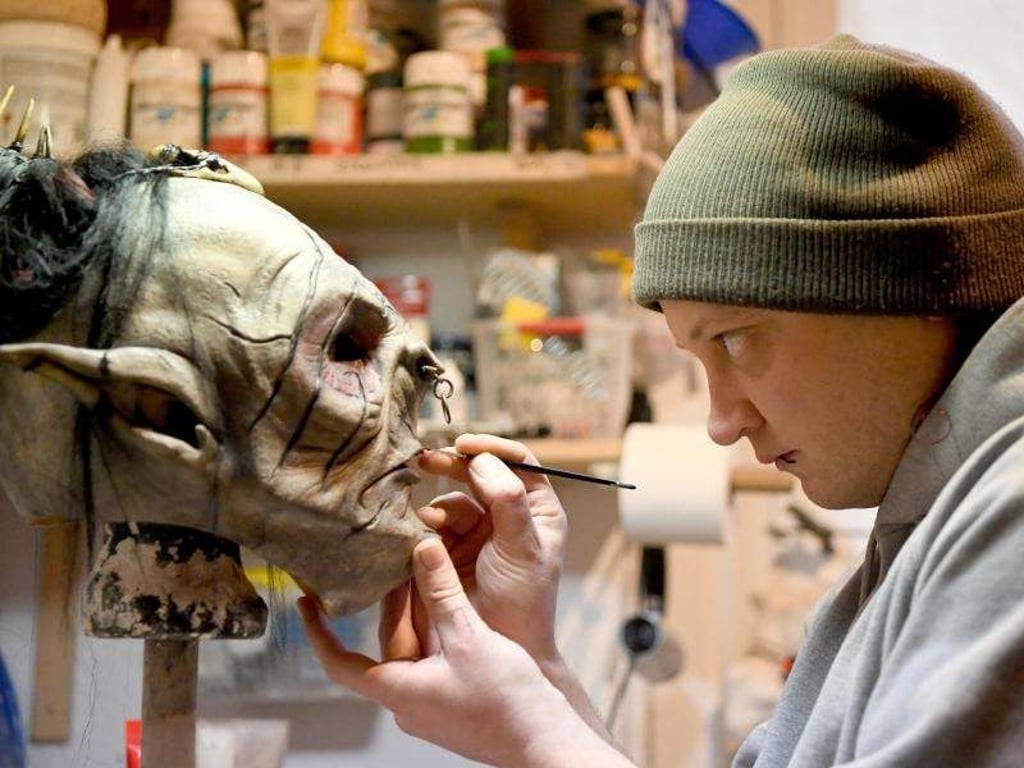 Julien Padubrins gibt einem Moria-Ork aus dem Herr-der-Ringe-Universum den letzten Schliff. Foto: Carsten Rehder